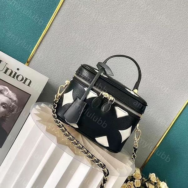 Lüks omuz çantaları vanity çanta tasarımcı çanta moda tuvalet çantası kadınlar crossbody klasik klasik bayan debriyaj gövdesi kozmetik çanta zinciri tasarım kabartmalı çanta