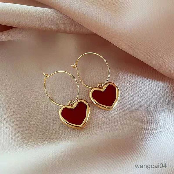 Charm Fashion 2023 New Trendy Wine Red Love Orecchini per le donne Temperamento semplice Net Red Wild Personality Orecchini Ear Jewelry R230719