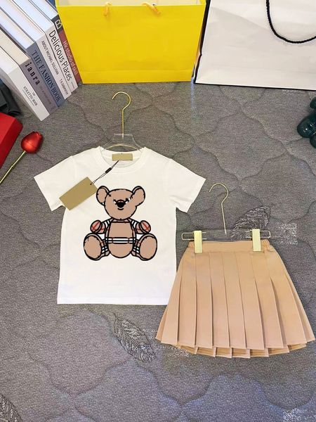 Conjuntos de roupas de marca de bebês meninas de alta qualidade Urso de desenho animado Verão Crianças Camisetas de manga curta + Saias Conjunto de 2 peças Conjunto de roupas infantis Letras impressas Roupas infantis