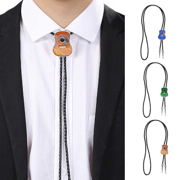 Bolo Ties American Cowboy Cravatte Collana Bolo Cravatte per uomo Ragazzi Bola Cravatte con ciondolo a forma di chitarra Corda in pelle PU HKD230719