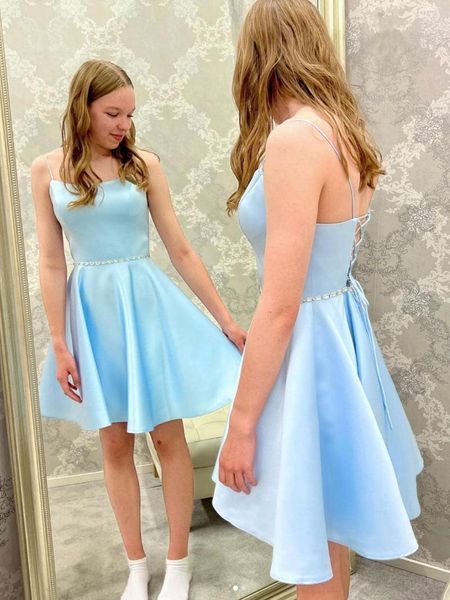 Abiti da festa Sky Blue Homecoming 2023 Satin A Line Spaghetti Strap Scollo tondo Cintura con strass Laurea Abiti da ballo Formale