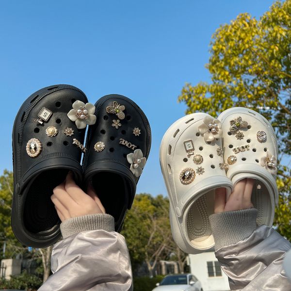 DIY Aksesuarlar Kalın Alt Bottom Sandalet Delik Ayakkabı Kız Plajı Eva Işık Ev Terlik Açık Yaz Swing Slip Sneaker 230718
