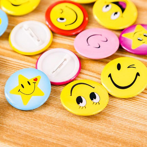 Outros materiais de escritório escolar 50 peças de plástico colorido 30 mm distintivos de rosto alfinetes sorridentes escritório escolar estudante el festa de aniversário broches acessórios 230719