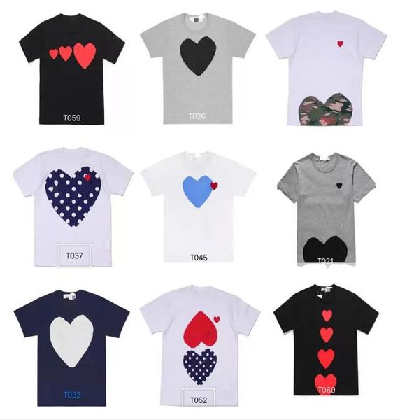 Moda Mens Play T Shirt Designer Red Heart Shirt Commes Casual Mulheres Camisas Crachá Garcons Alta Quanlity Camisetas Algodão Bordado Marca