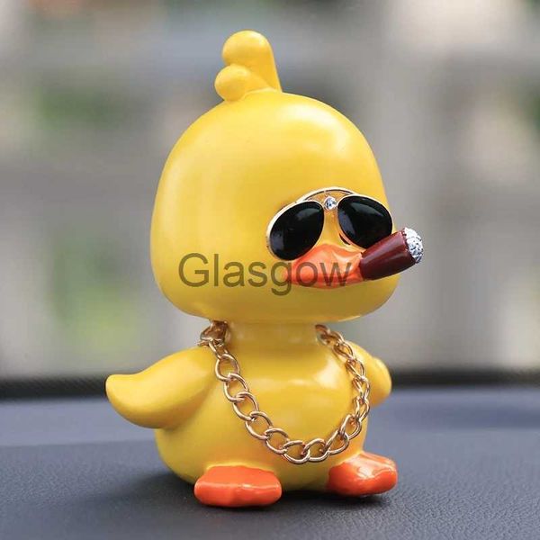 Decorazioni per interni Cute Anime Shaking Duck Interni per auto Anatra decorativa con occhiali da sole Collana Auto Cruscotto Decorazione per accessori per auto x0718