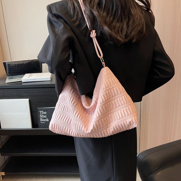 Bolsa de grande capacidade para mulheres - 2023 nova edição de verão, bolsa de ombro único elegante, textura de alta qualidade, prática para carregar tudo, elegante e doce com design franzido