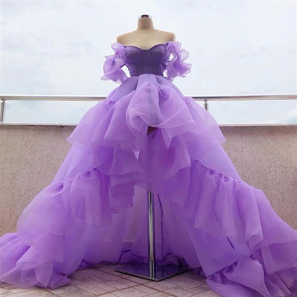 2021 Junioren High Low Sweep Zug Ballkleider Arabisch Lavendel Rüschen Off the Shoulder Organza Abendkleid Damen Partykleid für 300K