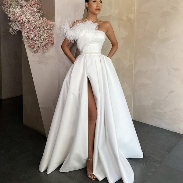 2023 Elegantes Vestidos de Baile de Cetim Branco Longos Vermelhos Pretos Vestidos de Noite Com Bolsos Pena Lado Alto Dividido Vestido Formal Vestido de Festa à Noite