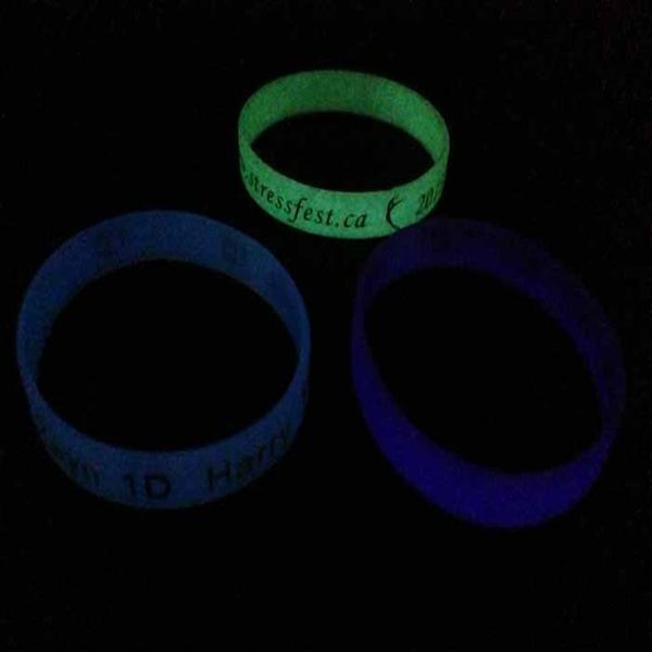 Benutzerdefiniertes Armband, das im Dunkeln leuchtet, geprägtes, farbgefülltes fluoreszierendes Silikonarmband, Werbegeschenke2157