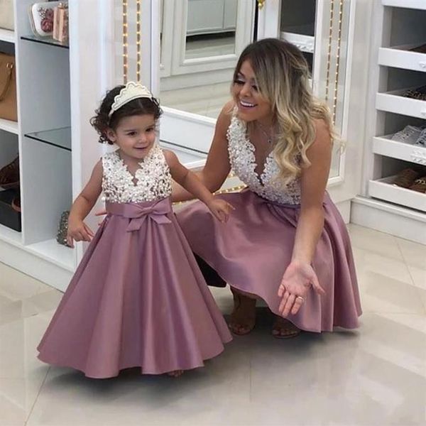 Blumenmädchenkleid mit Perlen, Spitzenapplikation, modisches A-Linie-Satin-Kleid für Mutter und Tochter, Mini-Baby-Kleider, V-Ausschnitt, ärmellos, erstes Comm2271