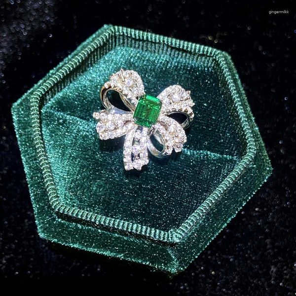 Anelli a grappolo Gioielli vintage per le donne S925 Anello di temperamento bijoux fine creato con smeraldo nano artificiale Splendido