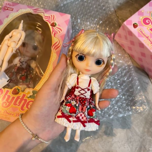 Bambole Original POP MART X BLYTH Strawberry Dress BJD Doll Occhi mobili Campagna Baby Personalizza Coquette Giocattoli in edizione limitata 230719