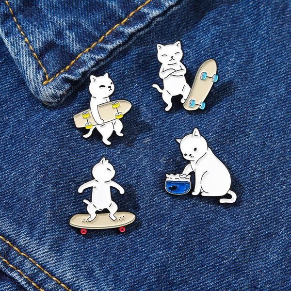 Gato preto e branco com modelo de skate broches unissex liga de desenhos animados esmalte animal alfinetes de lapela europeus crianças suéter bolsas 170a