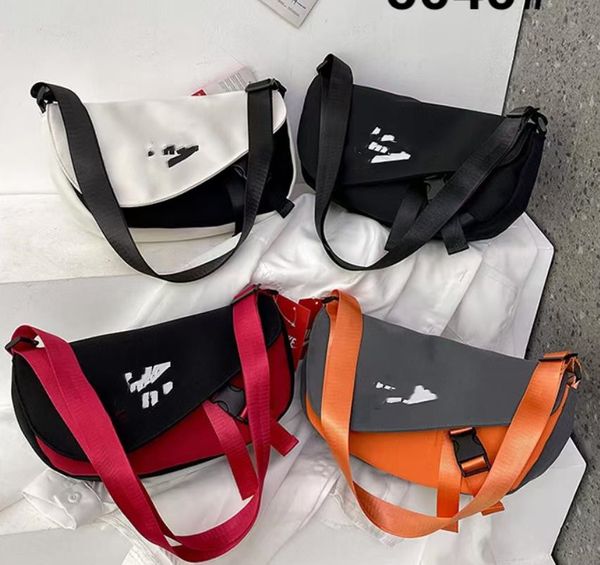 Borsa a tracolla casual all'ingrosso Borsa a tracolla stile sportivo per uomini e donne borse da viaggio per giovani gnocchi sotto le ascelle moda