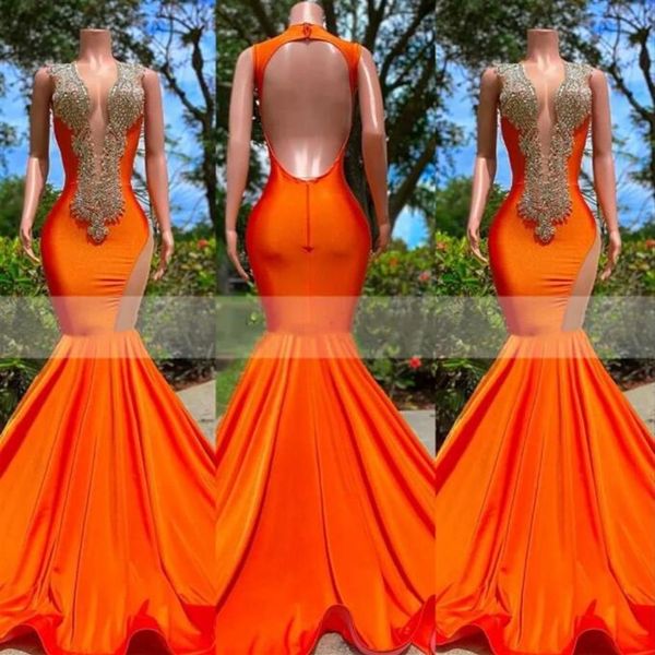 2023 Arabische Ballkleider Luxuriöse Kristallperlen Strass Orange Tiefer V-Ausschnitt Abendkleid Meerjungfrau Formelle Partykleider Offener Rücken229P