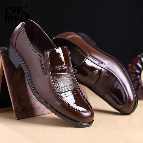 Sapatos sociais masculinos sapatos de couro 2023 sapatos de couro casuais para negócios formais sólidos com elástico e mocassim sem cadarço primavera outono sapatos diários L230720