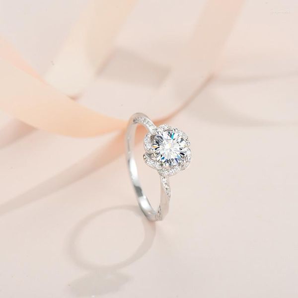Cluster Rings Trendy 1ct Real Moissanite Diamond Flower Ring para mulheres 925 Sterling Silver Lab Wedding Twist 6 Prong