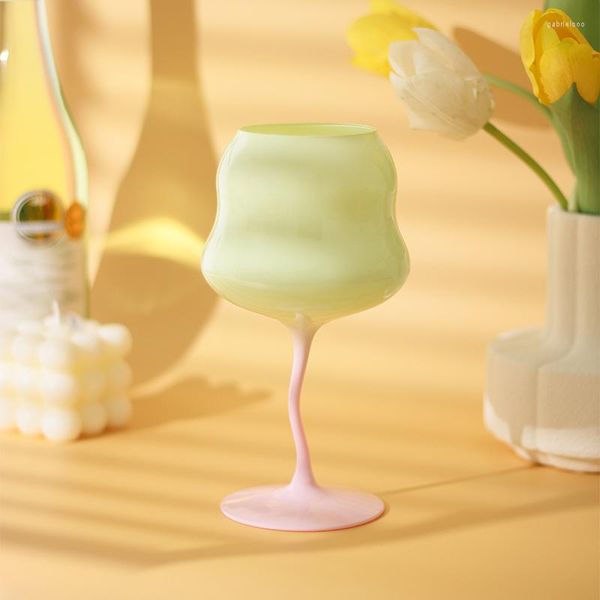 Şarap bardakları yaratıcı cam krem ​​rengi düzensiz ve opak kırmızı köpüklü su bardağı kristal goblet ev içme