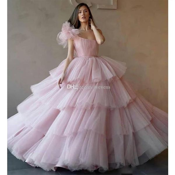 Hübsche Quinceanera-Kleider in Rosa mit einer Schulter, geschwollenes Ballkleid, Cupcake-gestufte Rüschen, Partykleid, bodenlanger Tüll, süß, 269A