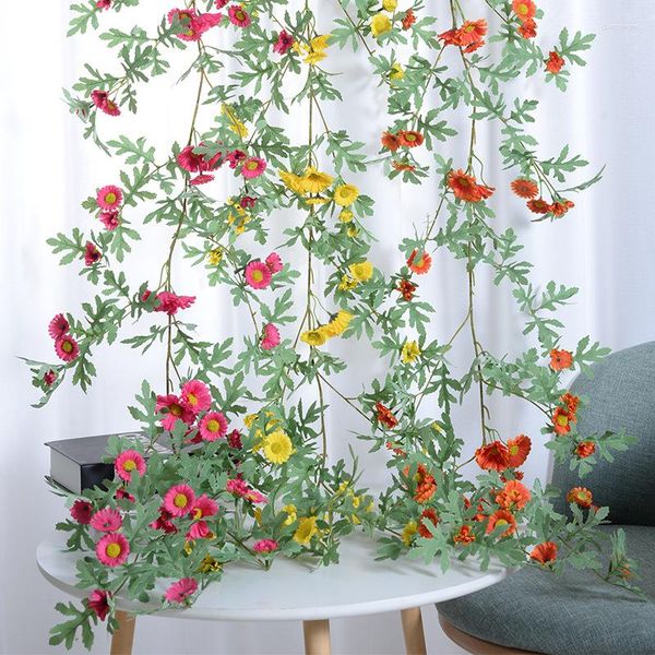 Simulazione di fiori decorativi Daisy Flower Rattan Conduttura di aria condizionata artificiale per bloccare la decorazione del soffitto del soggiorno Pianta finta