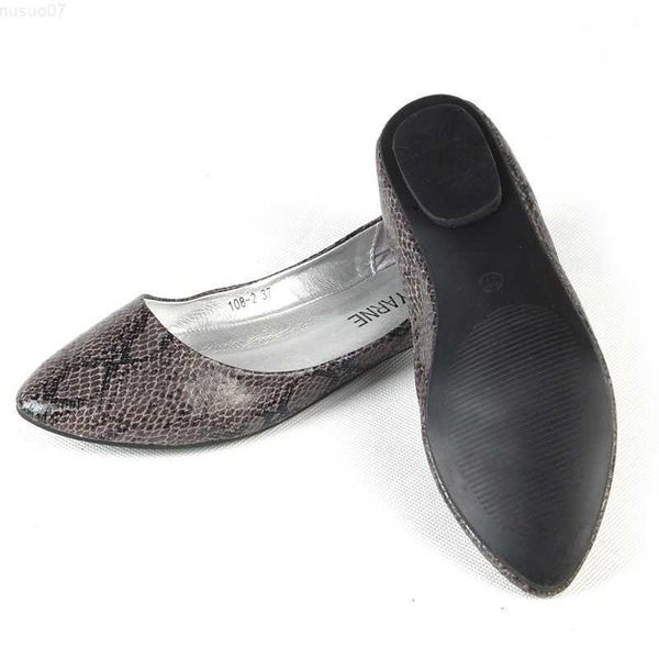 Scarpe eleganti Lady Snake Patent stile europeo e americano Plus Size 32-48 Scarpe a punta da donna Single Casual Flats Dancing Kvoll Shoes Slip-on L230721