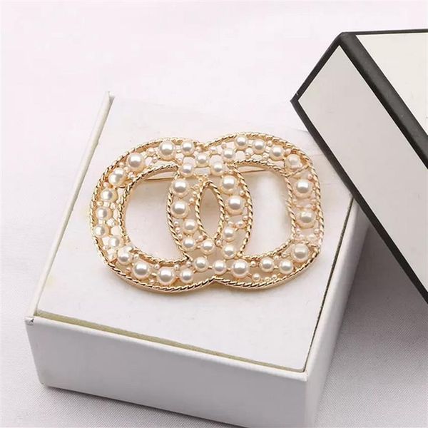 19estilo clássico marca designer letras broche feminino geométrico cristal strass pérola broches moda simples pequeno vento doce lad218u