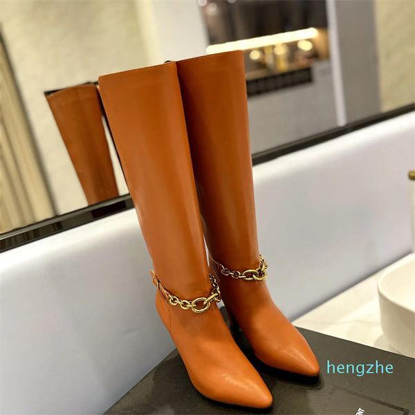 Herbst- und Wintermode, spitze High Heels, hohe Stiefel, kniehohe Reitstiefel, modische, elegante Persönlichkeit, Metallketten-Designer