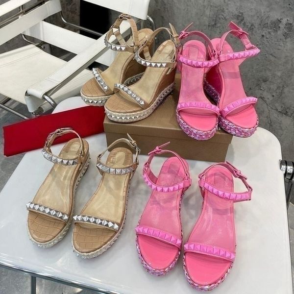 Sandali intrecciati con perle scarpe firmate di lusso di lusso sexy tacchi alti rivettati moda scarpe con plateau da donna zeppe in pelle scarpe da festa estive scarpe casual classiche all'aperto