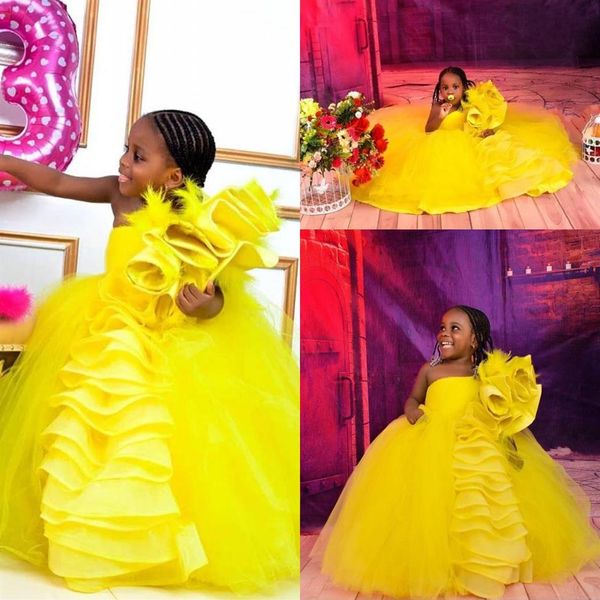 2021 Carino Giallo Fiore Ragazze Abiti Per Matrimoni Piuma Una Spalla Senza Maniche A File Ruffles Ball Gown Compleanno Bambini Girl209B