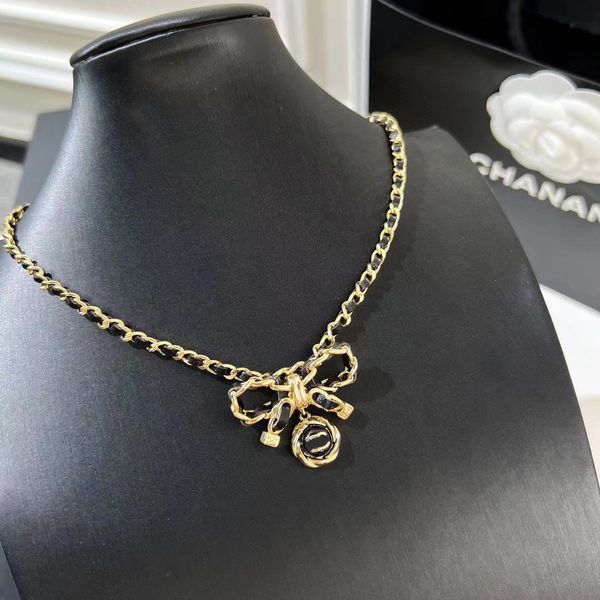 Designer di marca di lusso di alta qualità Girocolli Collane Donna Placcato oro 18 carati Ecopelle Collana in acciaio inossidabile con pendente a forma di lettera Accessori per gioielli a catena 20 stile