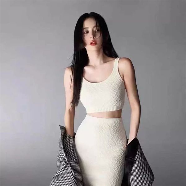 Tasarımcı Kadınlar Temel Günlük Elbiseler Etek İki Parçalı Küçük Kayış Kabartmalı Yarım Uzunluk Etek Kalça Sarma Etek Yarım Yüksek Boyun Kısa Knapılı Örgü Boyutu S-L