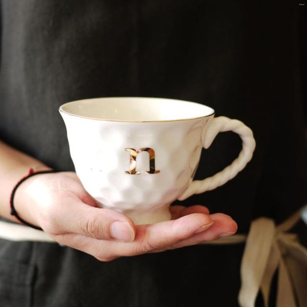 Tassen Zarte und vorzeigbare goldene Buchstaben-Latte-Kaffeetasse in Wabenform