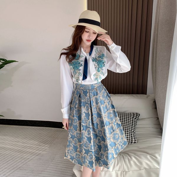 Zweiteiliges Kleid Sommer Elegante Stickerei Blume Zweiteiliges Set für Frauen Blumenpailletten Schleifenkragen Blusenshirt + blauer Jacquard-Midirock Anzüge 2023