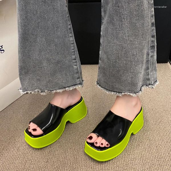 Sandálias 2023 moda tamanho grande verão preto branco salto grosso mules plataforma de lazer sapatos cunhas para mulheres chinelos