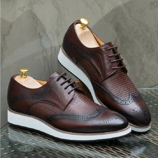 Nova tendência European Station Sapatos masculinos casuais pontiagudos Derby padrão trançado masculino Sapatos masculinos de couro cano baixo 1AA21