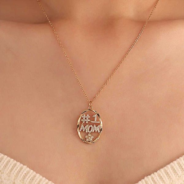 Carino Iced Out Cubic Zirconia Minimalista Mamma Lettera Collana Per donna Pieno di diamanti Numeri Collare a fiore Festa della mamma Color oro Catena con ciondolo Gioielli Collari Per donna