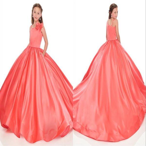 Einzigartige korallenrote Festzugskleider für kleine Mädchen mit asymmetrischem Ausschnitt und Taschen. Satin-Ballkleid mit großen Schleifen und langen Blumenmädchen-Erstkommunion 280D