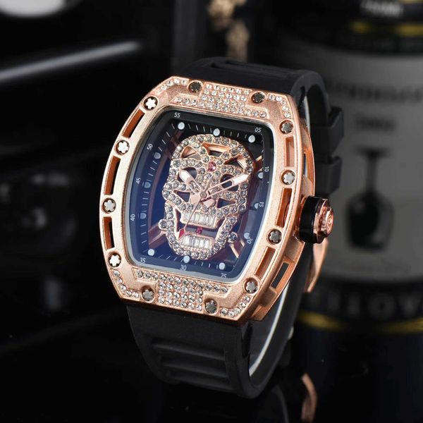 Nuovo design RI-MI Designer Luxury Cutout Diamond Skull Design La maggior parte degli indicatori di movimento al quarzo vintage classici economici multicolor da uomo