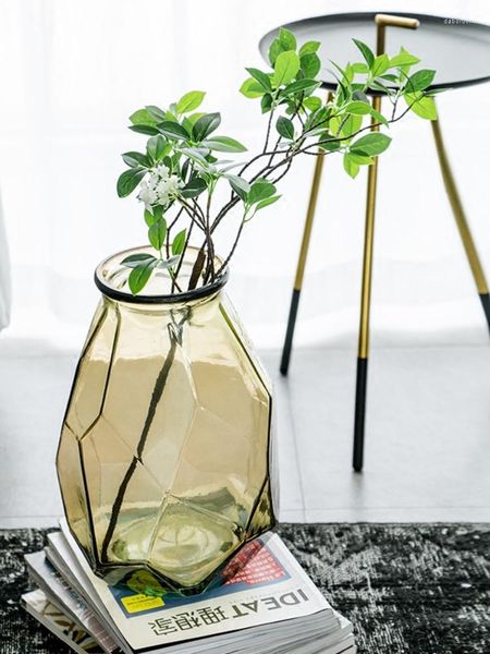 Vasen aus Glas im Wohnzimmer sind einfache und moderne transparente Bodenornamente.