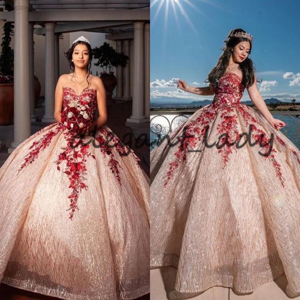 Graziosi abiti da quince in pizzo oro rosa e rosso 2023 Top con corsetto con lacci a cuore Abiti da quinceanera con applicazioni di paillettes scintillanti267H