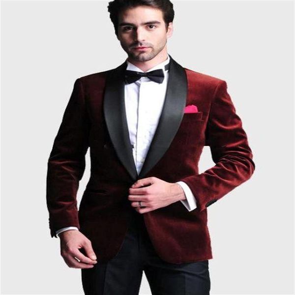 2018 New Cheap Dark Red Velvet Smoking dello sposo Scialle Risvolto Groomsmen Abiti Slim Fit Wedding Prom Dinner Suit Giacca Pantaloni Tie245D