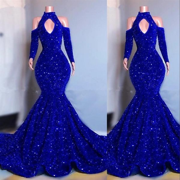 2023 robes de soirée sexy portent des paillettes de cristal de velours bleu royal manches longues sirène robes de bal paillettes élégantes hors épaule Wom253a