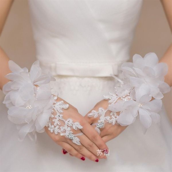 Novos apliques de renda baratos luvas de comprimento de pulso curto para noiva acessórios de casamento sem dedos flores de cristal luva de noiva branca vermelha 283g