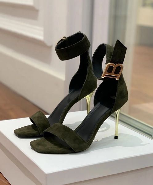 Famosa marca de verão luxo uma sandálias sapatos com lantejoulas b-embelezado senhora salto alto vestido de festa gladiador sandalias EU35-40