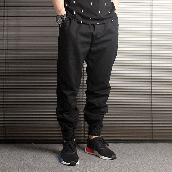 Мужские джинсы мода мужчинам свободно подходит для черных камуфляжных брюк грузоподъемности.