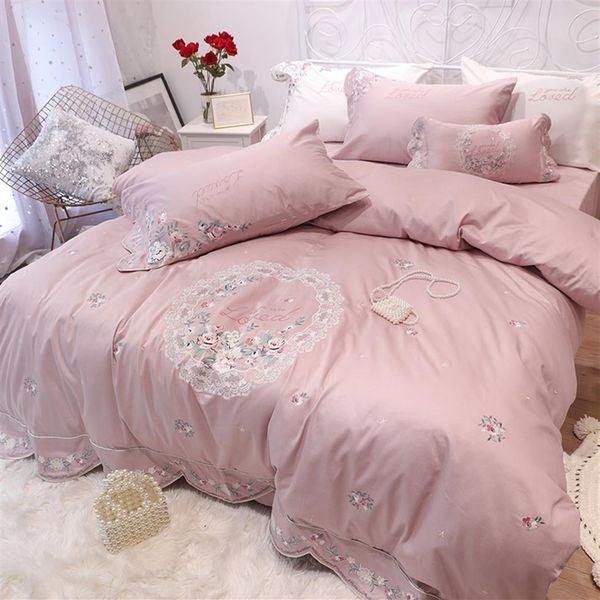 Conjuntos de cama luxuosos de algodão rosa princesa king size queen size bordado pastoral flor branca menta verde edredom capa de edredom cama303a