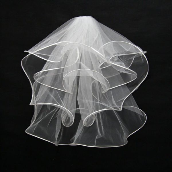 Perfekte weiße Schichten kurze Brautschleier mit Bandkante Big Wave Puffy Tulle billige Hochzeitsschleier Hochzeit Accessoire i292k