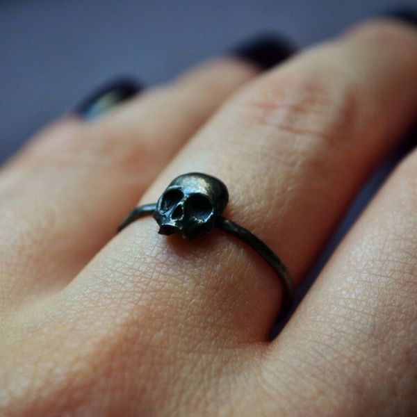 Anello teschio nero Anello regolabile aperto freddo in rame Anello gotico per uomini e donne di Halloween