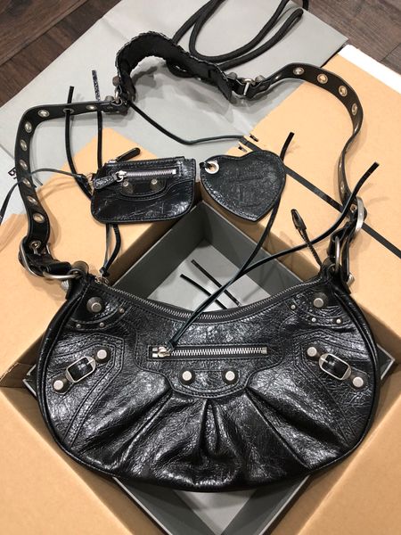 10A Designerin Frauenhandtasche Premium Original Order 1: 1 Klassisches Motorraddesign Nieten hochwertiges Leder halb Monats Umhängetaschen Lokomotive Paket