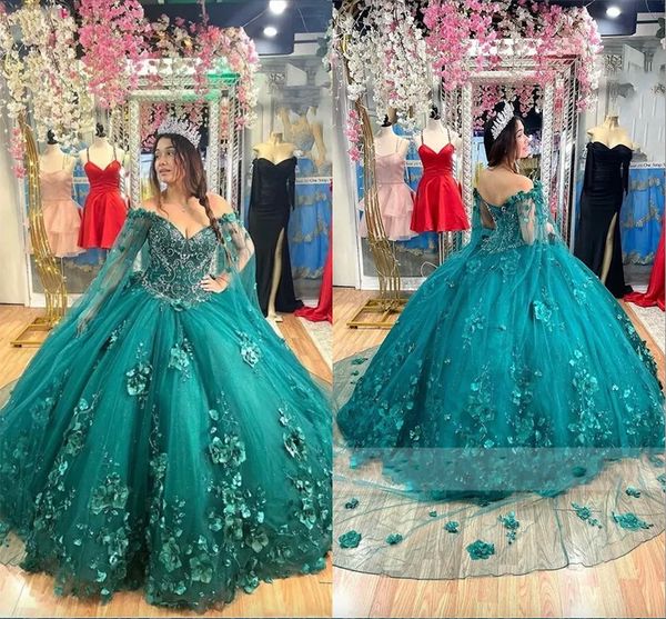 2023 Abiti Quinceanera moderni verde smeraldo con fiori floreali 3D Cape Applique in rilievo Prom Pageant Laurea Sweet 16 Dress Girls